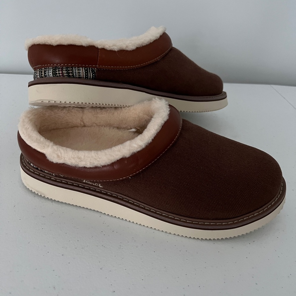 NWT Sanuk Cozy Vibes slides slippers faux fur house shoes surf snow 9
